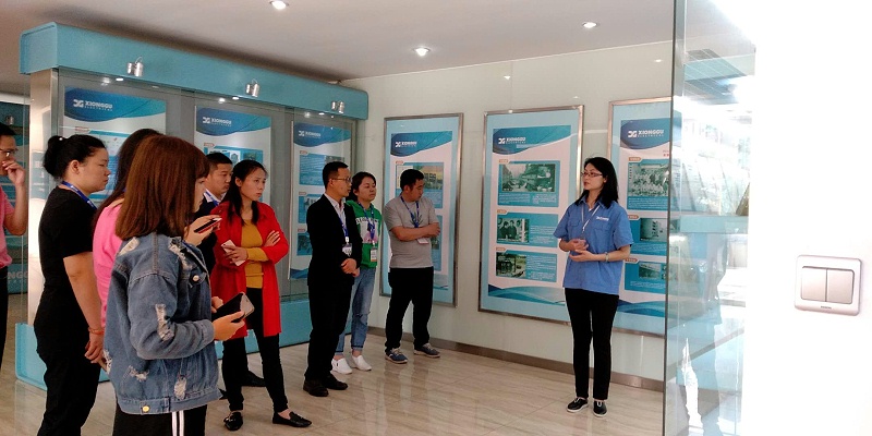 牛商匯參觀主營管道自動焊接設備廠家的大廳