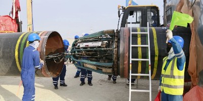 中國力量:熊谷全自動焊機(jī)助力阿布扎比西油東輸管線建設(shè) 熊谷全自動焊機(jī)